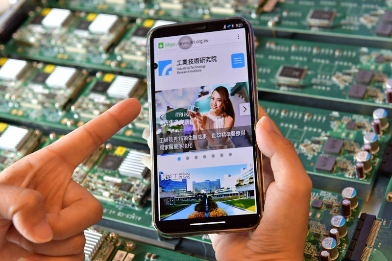 5G大頻寬、低延遲的特性,讓應用服務即使不在手機裡,也能透過雲端串流使用。因應雲端與資安需求,工研院與遠傳合作「虛擬行動桌面服務(VMI)」技術,資料不落地,安全有保障。(圖片由工研院提供)