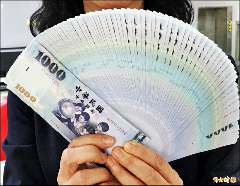 新台幣升不停,昨日盤中再度以28.12元兌1美元刷新23年半來新高,尾盤中央銀行進場調節沒收大部分升幅,終場以28.476元作收。(記者陳梅英攝)
