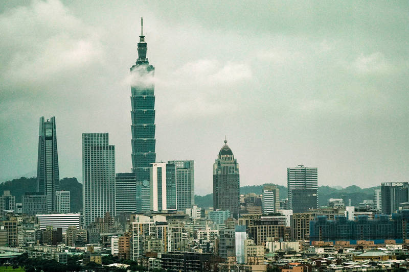 台北市政府今公告明年度土地現值,全市平均調幅為2.17%,連續3年上漲,「地王」寶座仍由台北101大樓以每坪607萬,連8年奪冠。(資料照)
