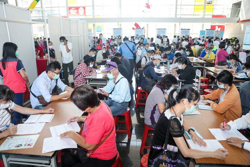 主計總處統計，2019年國人赴海外工作人數計 73.9萬，較2018年增加2千人，但赴中國減少9千人，已連續6年減少。（示意圖，資料照）