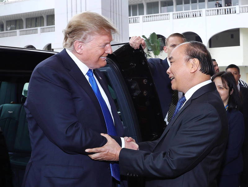 圖為2019年川普於川金會上與越南總理阮春福(右)見面。(歐新)