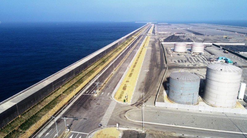 高雄港洲際二期石化倉儲區，業者投資金額至少628.2億元。（記者洪定宏翻攝）