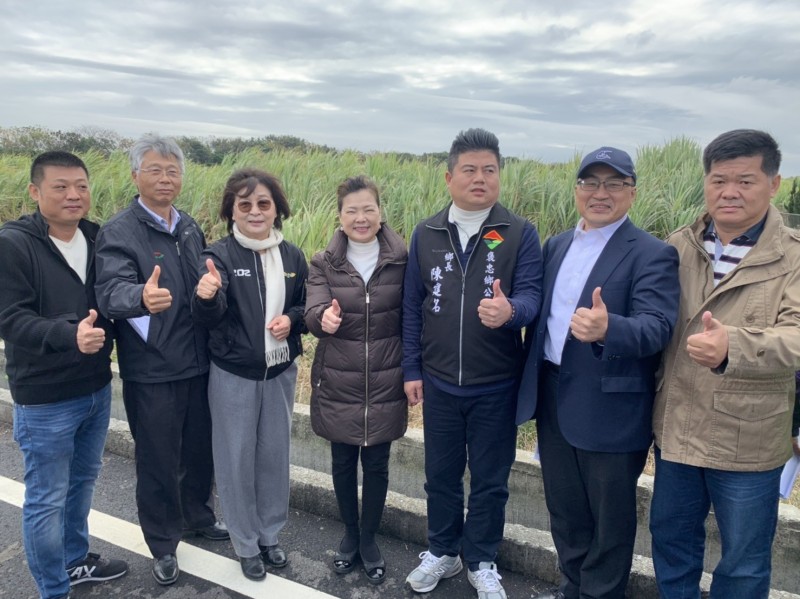 經濟部長王美花（中）與立委蘇治芬（左3）等人會勘褒忠產業園區預定地。（記者黃淑莉攝）