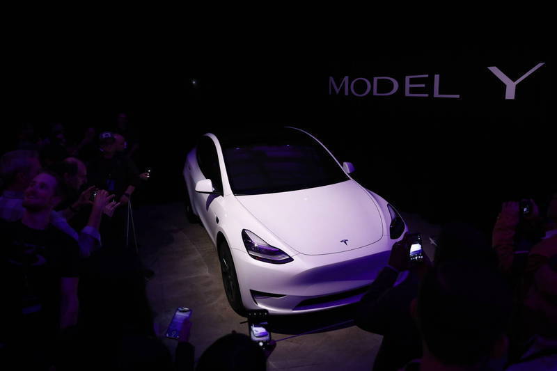 特斯拉今年新年首日宣佈開售中國製Model Y,並喊出「跳樓大拍賣」最多降價16.51萬元人民幣,引發外界關注。(彭博)