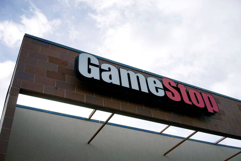 隨著「GameStop之亂」主角遊戲商GameStop（股票代號GME）股價在1日暴跌超過30%，空頭的損失約縮減至126億美元（約新台幣3558億元）。（路透）