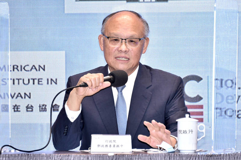 行政院經貿辦總談判代表、政務委員鄧振中(圖中)接受《金融時報》訪問時表示,當前的車用晶片短缺潮,是台灣與西方國家建立更緊密關係的機會。(資料照,記者塗建榮攝)