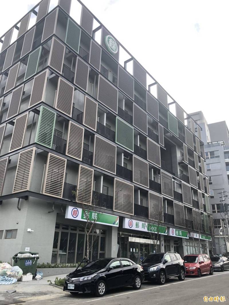 中華郵政在嶺東商圈蓋樓已完工,將提供88間家庭及個人房,鄰近嶺東科大及嶺東精科,當起包租工。(記者蔡淑媛攝)