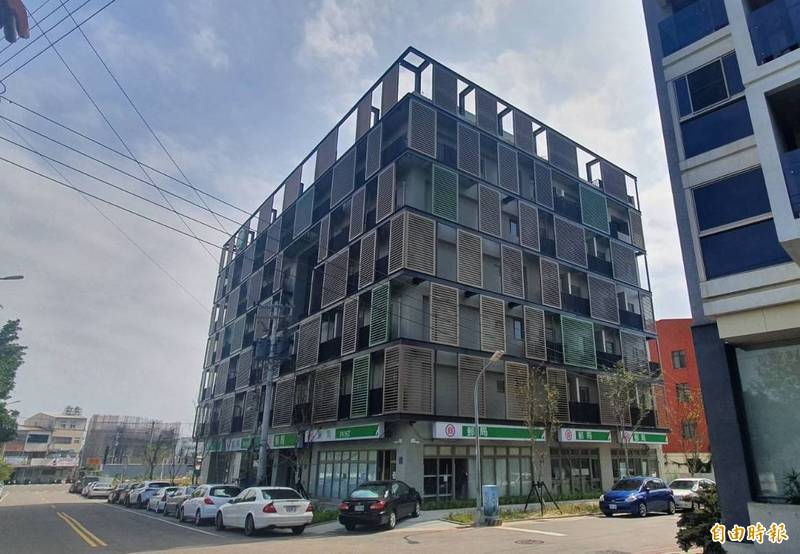 中華郵政在嶺東商圈蓋樓已完工,將提供88間家庭及個人房,鄰近嶺東科大及嶺東精科,當起包租工。(記者蔡淑媛攝)