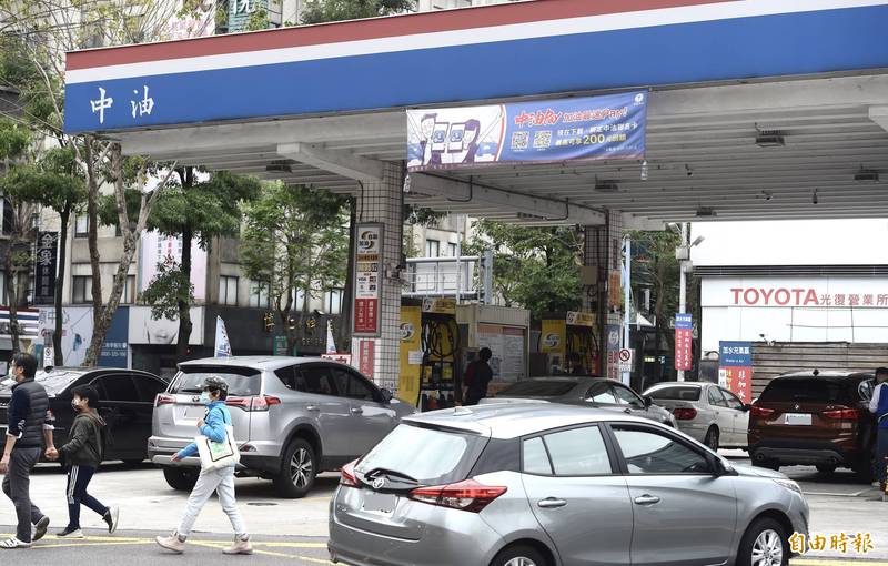 快加油！明起汽、柴油價格各調漲0.5元