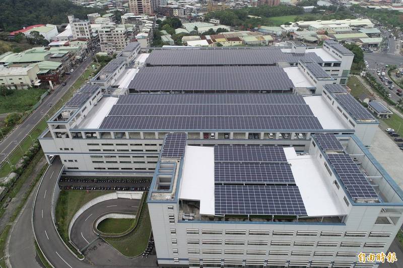 全球傳動科技公司在屋頂裝設太陽能光電板。（記者邱書昱攝）