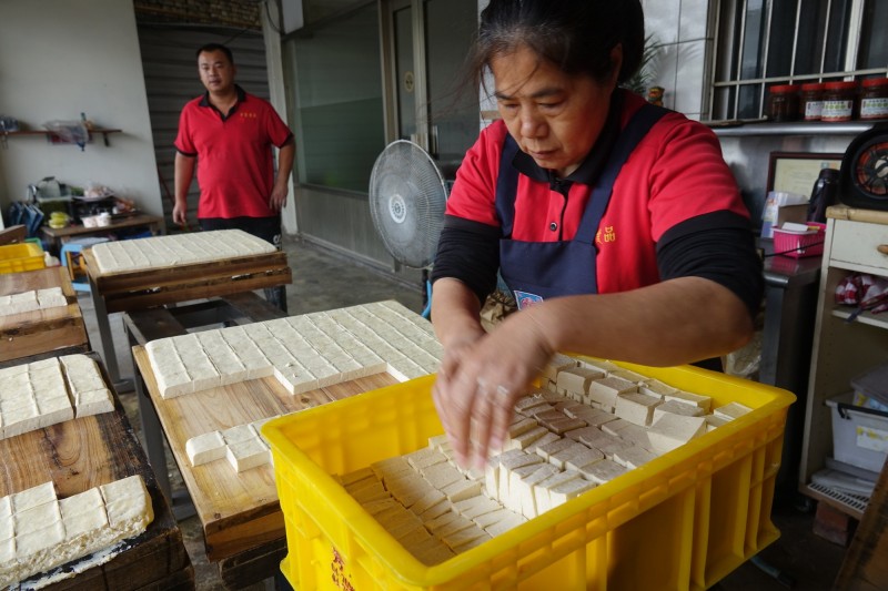 彰化秀水臭豆腐老店忙著把泡好臭滷水的臭豆腐裝箱。（記者劉曉欣攝）