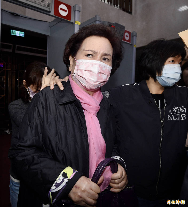 美商達爾公司子公司台灣達爾科技併購敦南科技股份有限公司爆內線交易，涉案關係人、駐日代表謝長廷大舅子游明昌的妻子王彩霞（見圖）8日晚間複訊後100萬元交保。 （記者羅沛德攝）