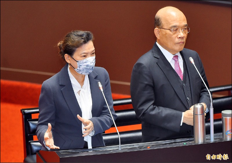 行政院長蘇貞昌（右）12日赴立法院施政報告及備詢，呼籲全民支持節約用水。左為與經濟部長王美花。（記者廖振輝攝）