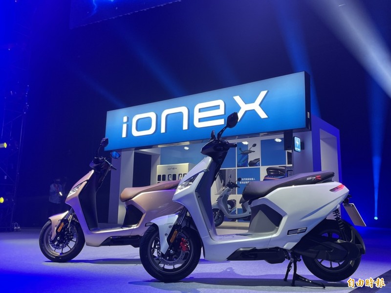 Ionex單顆電池車型i-One即日起上市，雙顆電池車型S6、S7、S7R，預計第3季全面上市，KYMCO將在一個月內開出11家Ionex專屬門市為消費者服務，年底前增加至50家，明年全台各地都會設立Ionex專屬門市。（記者楊雅民攝）