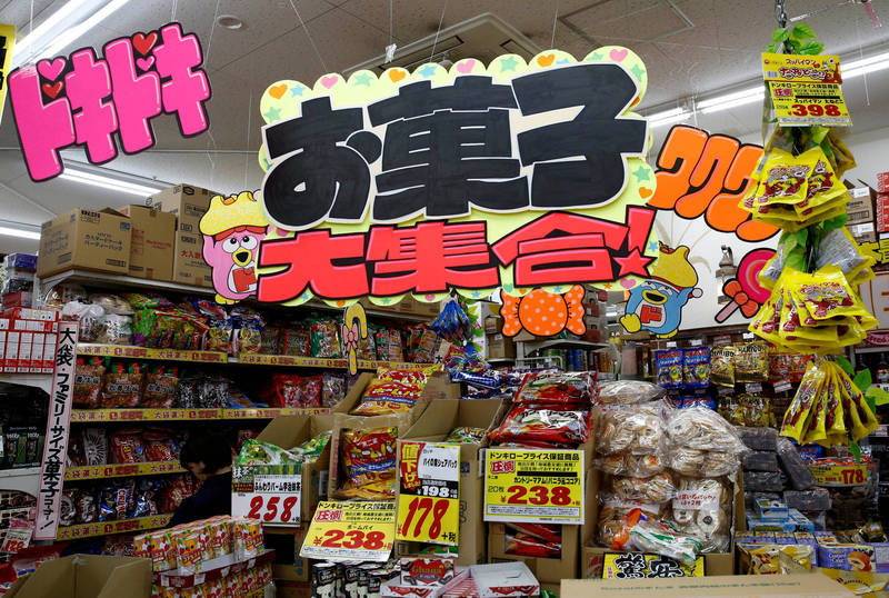 到處塞滿商品的「壓縮陳列」式店內貨架擺設，是唐吉訶德店內的一大特色。（路透）
