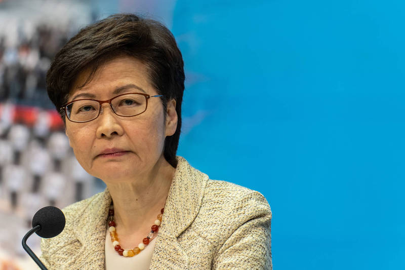 香港政府向立法會提交文件,建議限制公眾查閲公司註冊資料,並分階段加強限制措施,遭香港記協批損害新聞自由。圖為香港特首林鄭月娥。(彭博)