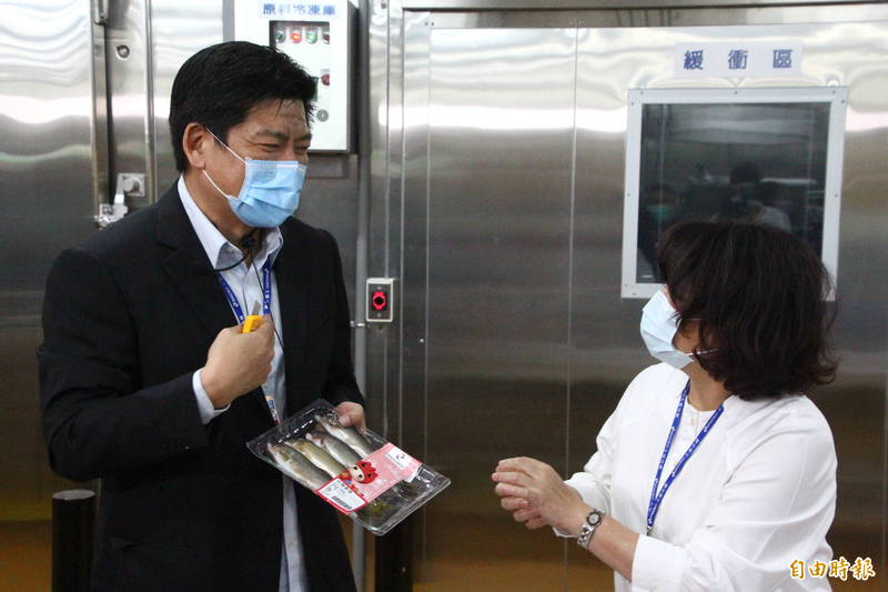 大鼎冷鏈執行長徐昀鼎（左）向嘉義市長黃敏惠（右）說明廠房商品包裝程序。（記者林宜樟攝）