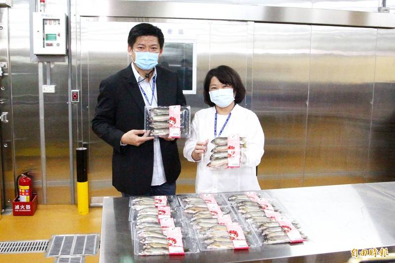 大鼎冷鏈執行長徐昀鼎（左）向嘉義市長黃敏惠（右）說明廠房商品包裝程序。（記者林宜樟攝）