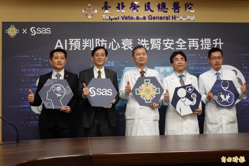 台北榮民總醫院與SAS攜手打造「即時血液透析人工智慧預判系統」，右起北榮腎臟科主治醫師歐朔銘、北榮內科部部主任唐德成、北榮院長許惠恒、SAS台灣總經理陳愷新、北榮資訊室高級工程師朱原嘉（記者陳炳宏攝）