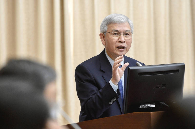 中央銀行總裁楊金龍今（19）日出席立法院財政委員會，就「 選擇性信用管制措施執行情形」進行專題報告並備詢。（記者叢昌瑾攝）