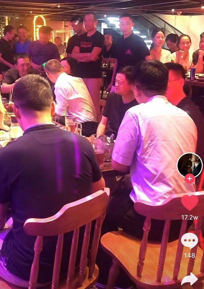 馬雲疑似在酒吧現身，身後有多名黑衣人，疑似保鑣。（圖擷取自網路）