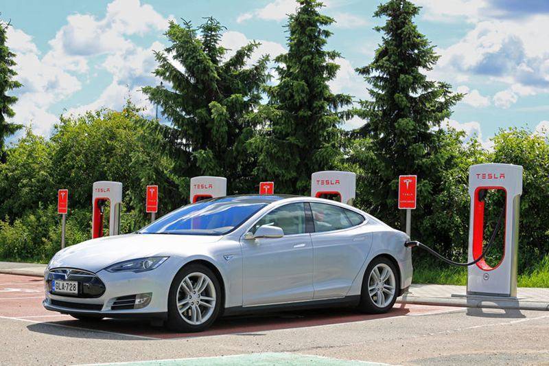 Tesla的策略不止販賣車體本身，不僅銷售硬體，也推動生態系加值服務，未來不光是電動車賣錢，所衍生的自動駕駛及其他服務，也可收費。（圖／123RF）