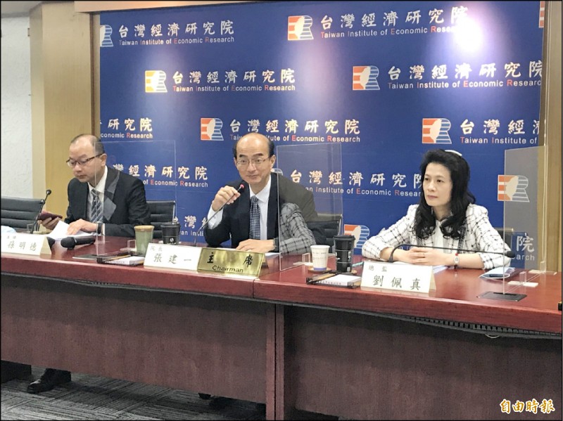台經院昨發布國內總體經濟預測既景氣動向調查,台經院長張建一(中)講述分析。(記者李雅雯攝)