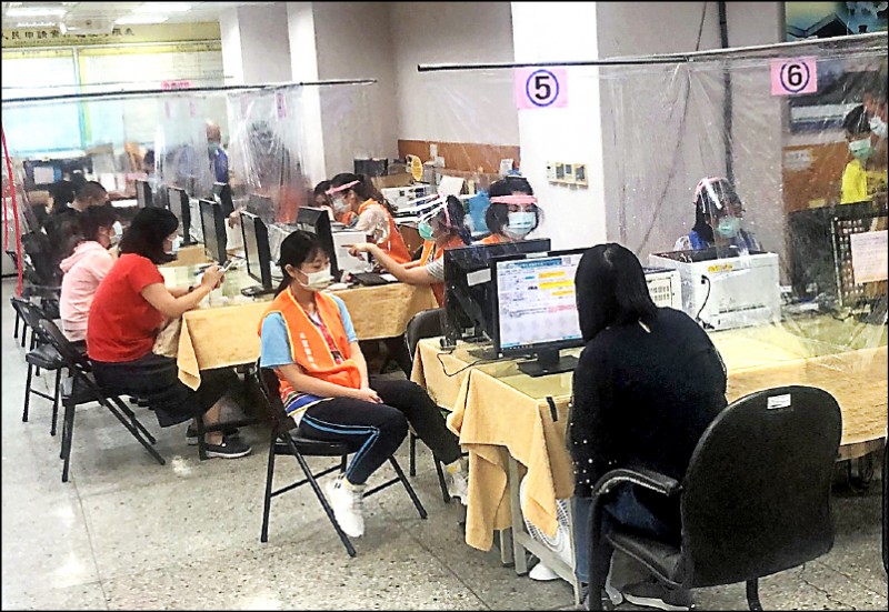 5月報稅季又來了，今年每人基本生活費由17.5萬元調高至18.2萬元，估計約有205萬戶受惠。（資料照）