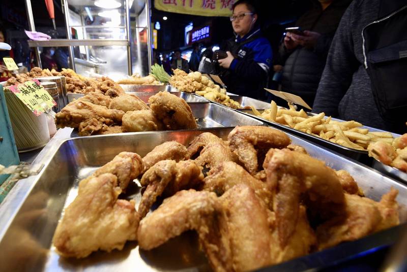 食用油漲勢預期將延燒至小包裝家庭用油,由於油脂業者食用油庫存水位偏低,且餐飲通路需求回升,目前沙拉油、芥花油、棕櫚油、炸酥油等大宗用油皆出現缺油情況。(資料照)