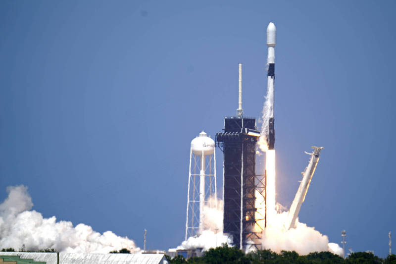 5月4日SpaceX再用獵鷹9號火箭發射60顆星鏈（Starlink）網路寬頻衛星。（美聯社）