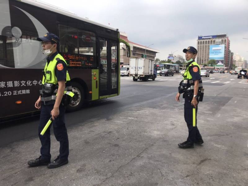 北市警局交通警察大隊啟動「交通快打」機制，派員警到路口疏導車流。（交大提供）