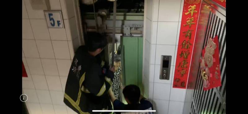 屏東大停電，共發生10起民眾受困電梯事件，消防局派員救援，陸續將19位受困民眾平安救出。（消防局提供）