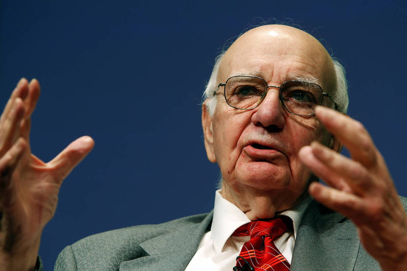 1980年Fed前主席沃克無畏經濟衰退壓力，堅持選擇大力升息和通貨緊縮，擊敗高通膨危機。（路透）