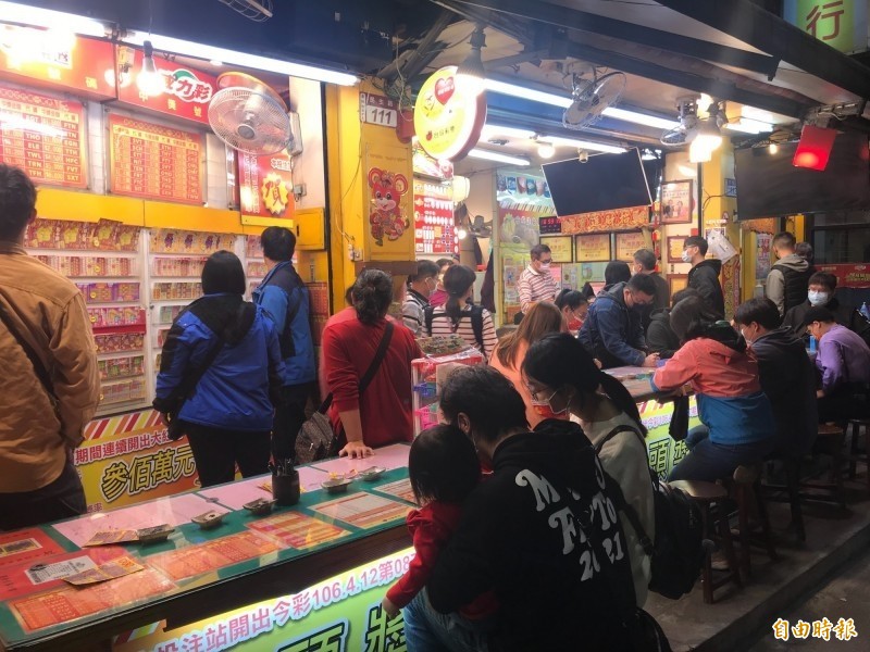 台灣彩券今表示,已要求經銷商做好室內5人人流管制、採取實聯制,有12家位於萬華區彩券行昨起已先暫停營業。(資料照)