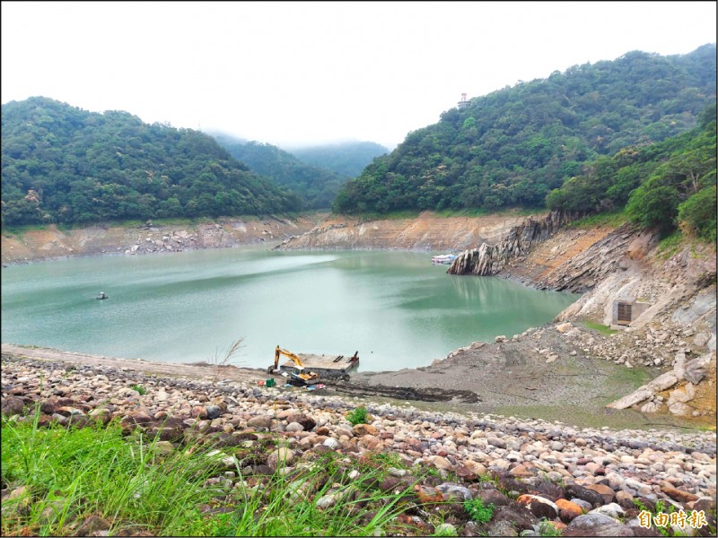 石門水庫水情嚴峻，5月份以來梅雨僅降下個位數，集水區呈現快見底的旱象，令人擔心。（記者李容萍攝）