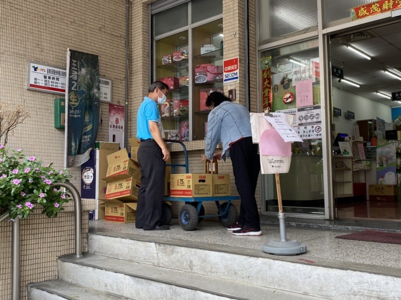 台洒便利商店每天都有新的酒精對外供應。(記者詹士弘攝)