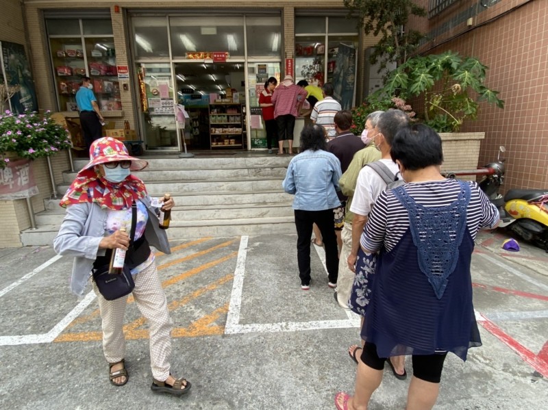 買到酒精,民眾心滿意足的離開。(記者詹士弘攝)