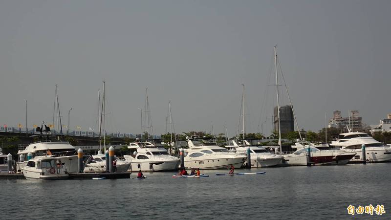 毗鄰安平商港北面水岸複合觀光區的亞果國際遊艇碼頭。（記者王俊忠攝）