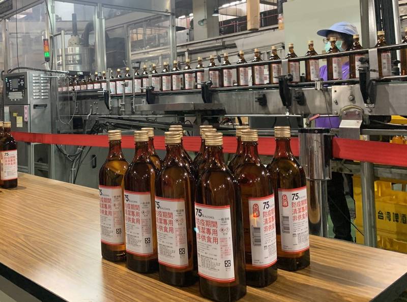 台酒公司加開產線製作酒精。(記者蔡淑媛攝)