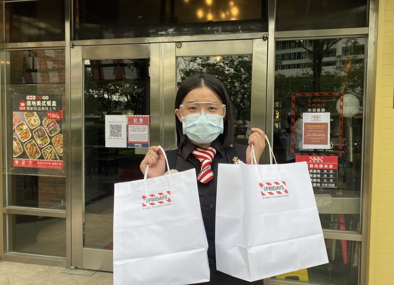 北軒餐飲集團旗下兩大美式餐飲品牌TGI FRIDAYS、Texas Roadhouse德州鮮切牛排即日起外帶自取下殺75折,最高優惠可現省397~423元。 (圖由北軒提供)
