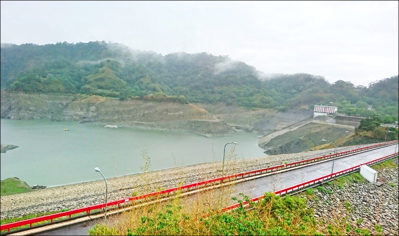 梅雨鋒面終於發威，氣象局昨針對中部發布豪雨、大雨特報，鯉魚潭等水庫進帳不少。（記者陳建志翻攝）