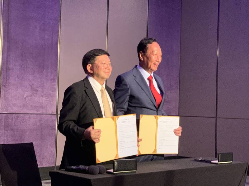 鴻海暨永齡集團創辦人郭台銘（右）與台康生技總經理劉理成（左）先前簽訂投資意向書，郭台銘規畫以私募方式投資台康生技5.5萬張。（台康提供）