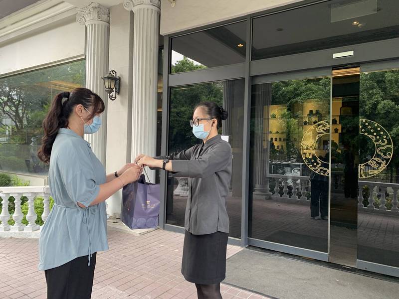 三級警戒不內用，大型餐廳也推出便當搶市，強調消費者可以用平價吃到好食材。（記者唐在馨攝）
