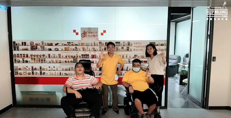 賴志銘（左二）為第17屆KEEP WALKING夢想計畫公益類獎得主。（帝亞吉歐提供）