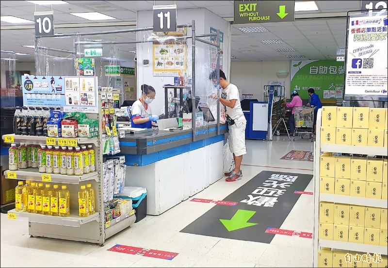 超商賣場收銀員每天要面對眾多顧客,為降低第一線人員染疫風險,經濟部將向中央爭取新竹以北的賣場約五萬人的人力,優先列入疫苗施打資格。圖為連鎖量販店收銀台示意圖。(記者陳志曲攝)