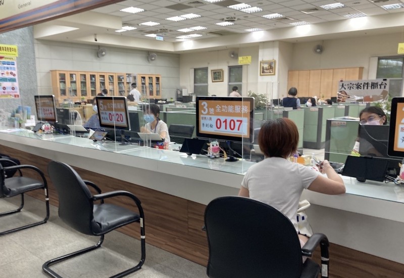 三級警戒持續 中市稅務局：民眾若有困難 可以二度申請稅捐延期或分期。 - Vimarsana News