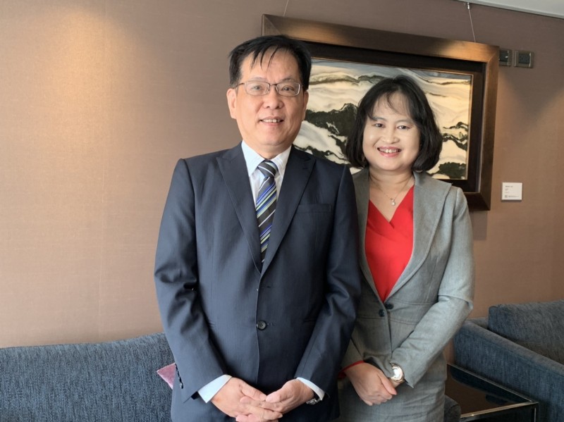 被動元件+太陽能導電漿需求增,勤凱6月營收創新高,圖左為勤凱董事長曾聰乙。(記者張慧雯攝)