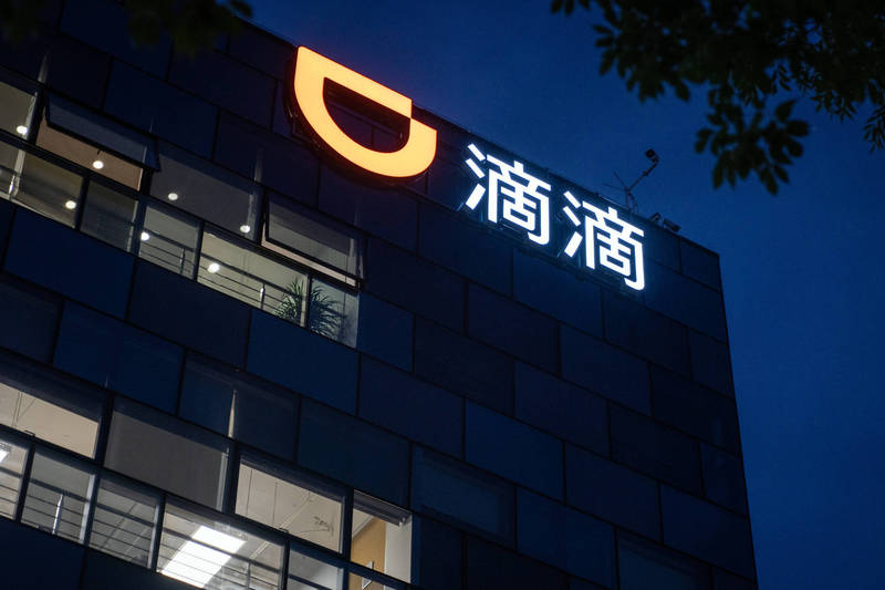 「滴滴出行」在美國的上市之路不順遂，持續遭中國當局打壓，導致在美股價直跌。（彭博）