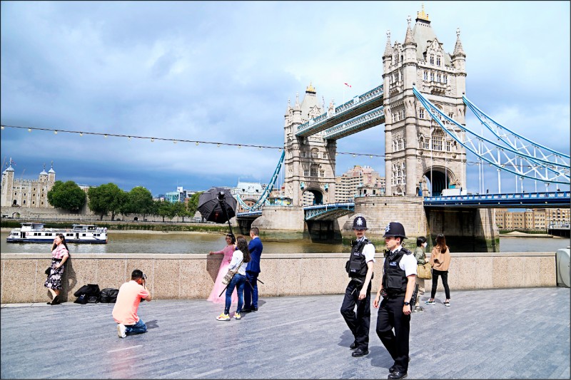 英國預計在本月19日解封，但有研究發現，在家工作的非獨居者，孤獨感明顯增加。（法新社）