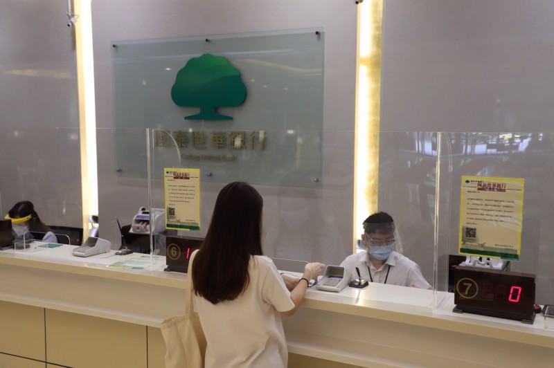 國泰世華銀行分行第一線服務，防疫準備到位保護員工及客戶。（國泰提供）
